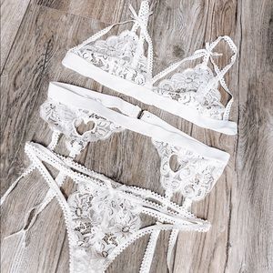 bridal lingerie set. NWOT. white heart lingerie.